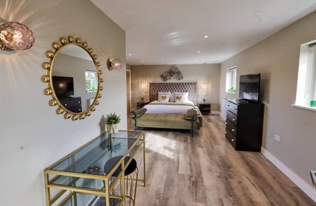 Luxurious 5-Bed House with Pool, Hot Tub & Parking