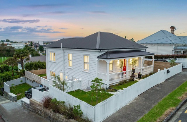 Immaculate Grey Lynn Villa with versatile accom: would suit extended family.