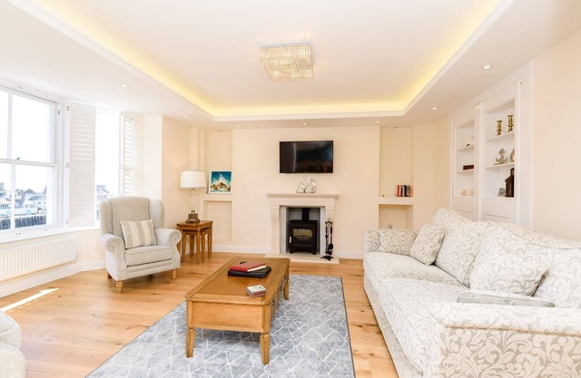 Superbe maison surplombant la rivière Looe. Espace de stationnement gratuit. Wifi gratuit.