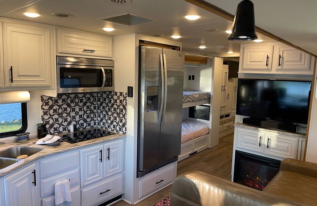 Luxurious 5BD 2BA Class A RV @ KHP Thor Experience