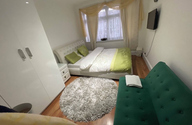 Luxurious 6-Bed Entire House in London ilford
