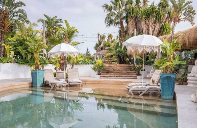 Luxurious 6-bedroom private resort, Amazing Pool/Bar and Bodega Benalmádena