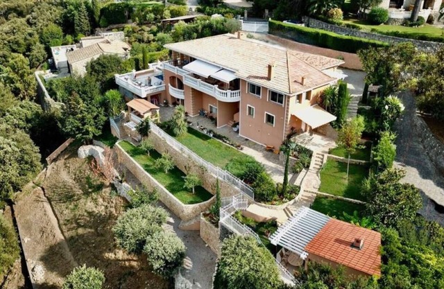 Luxurious 6-bedroom pet friendly villa in beautiful Biot with views to die for
