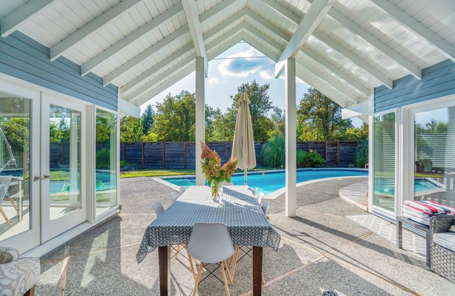 Luxurious 6-bedroom Villa with Pool in Clyde Hill