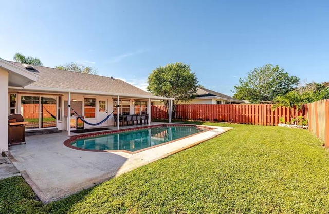 Luxurious 6-bedroom house with Heated Pool & Patio minutes from WEF.