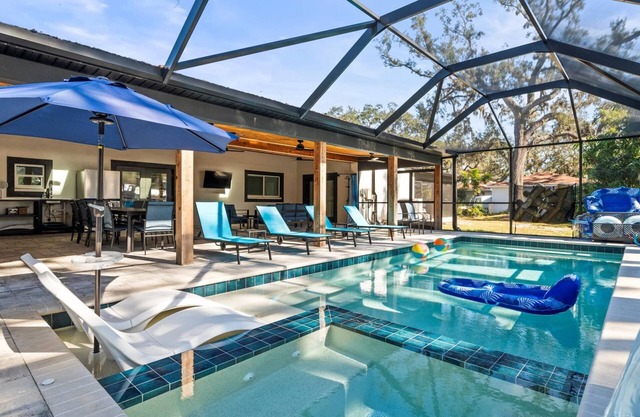 Luxurious 6B / 6.5Bath in Temple Terrace | Screened Heated Pool I Sleeps 16