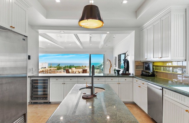 Luxurious 7-bedroom villa with AC, WiFi, fitness room in stunning Malibu