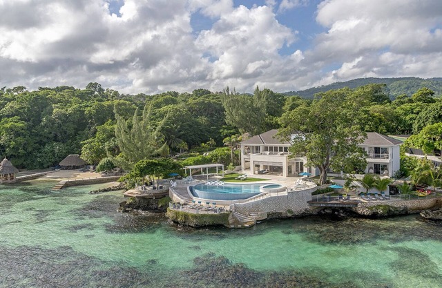 Luxurious 8 Bedroom Oceanfront Villa in Hermosa Cove, Ocho Rios