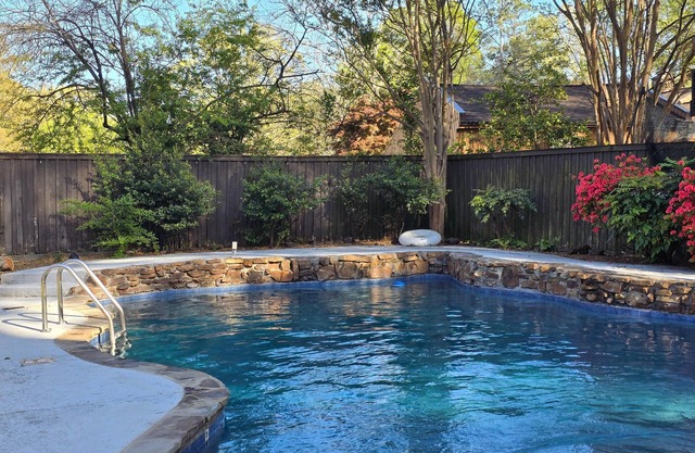 Luxurious Mansion with Pool near Germantown with Strong Wi-Fi