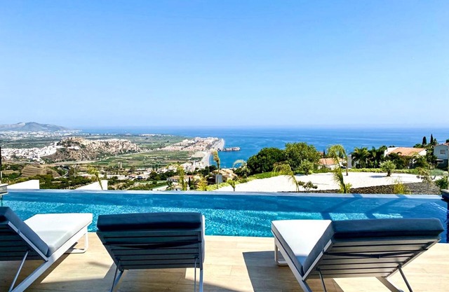 Luxueuse villa de style moderne et avant-gardiste avec grande piscine et vue