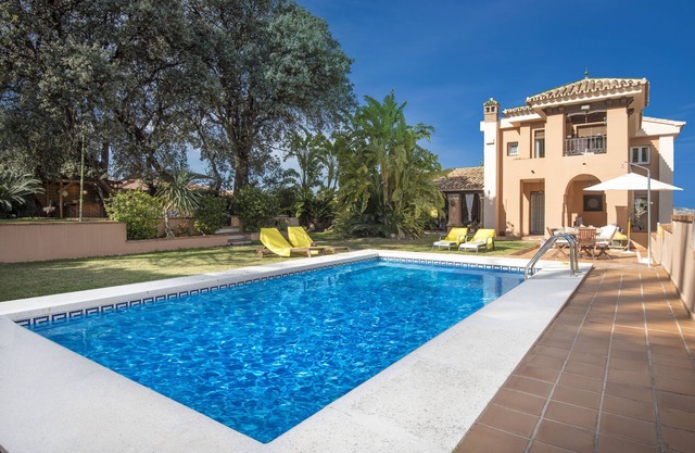 Luxueuse villa andalouse avec piscine et jardin privé à seulement 20 minutes de la plage