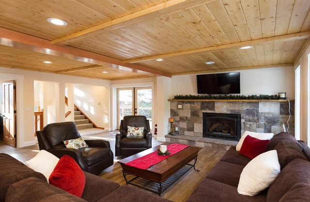 Luxueux chalet-distance de marche des restaurants et du ski!