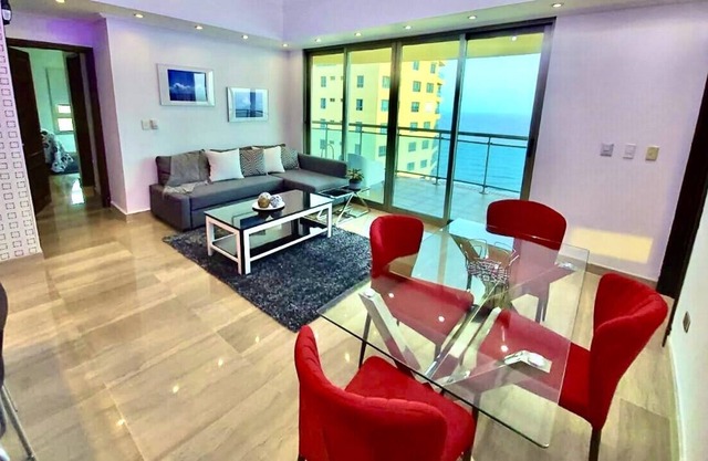 Luxurious apartment facing the Caribbean Sea, 27th floor. Free breakfast