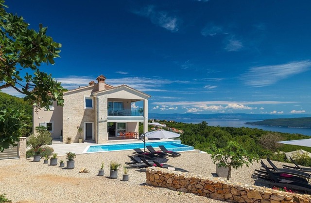 Appartement luxueux avec une vue fantastique sur la mer et cheminée