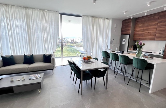 Luxurious Apt- minutes to Casino/Resort,Port,Tennis Academy, ladiesMile &Mall.