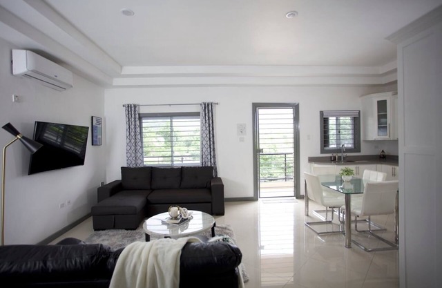 Luxury Modern 2BR / Hill View