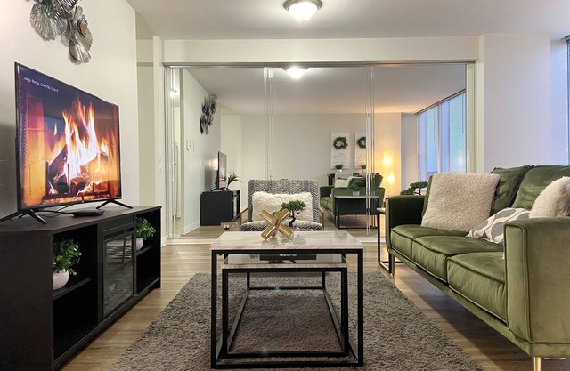 luxurious Apt, W/ pool and gym monthly stays40% off!