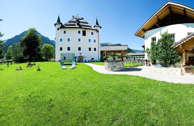 7 chambres, 6 salle de bain, 1 WC. 2 Salle à manger, Terrasse, Jardin