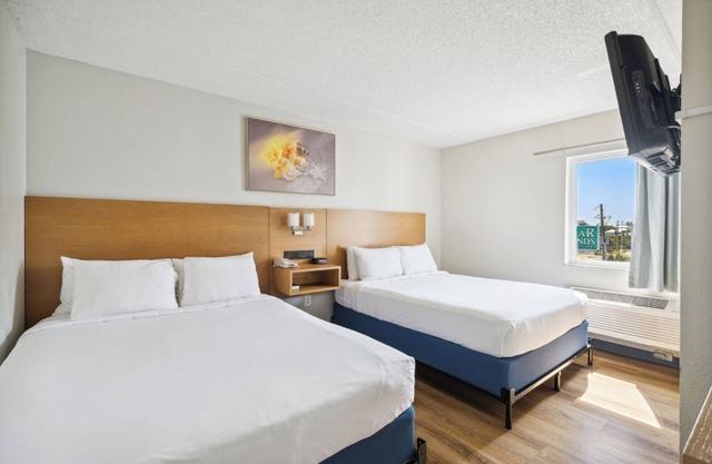 Luxurious Beachfront Suite with Queen Beds, Kitchen, and Split Accommodations