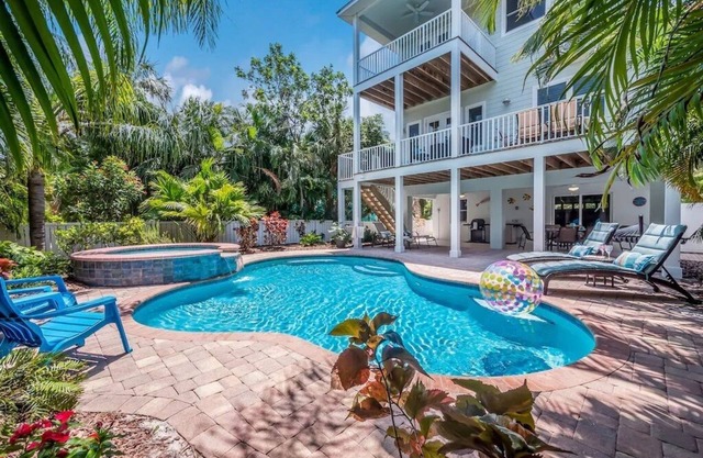 Luxurious Beach Haven- 2-min walk to beach access, pool, spa and putting green!