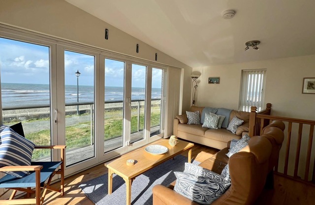Luxurious Beachside Retreat, Sleeps 10, Dog-Friendly, with Mesmerizing Sea and Beach Views