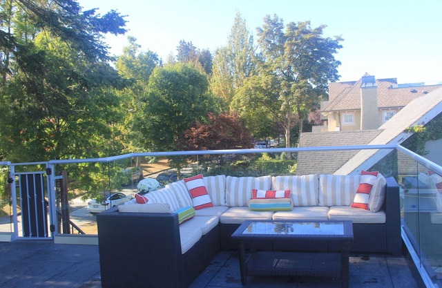 Marque de luxe de New-2-BR Point Grey Laneway maison avec balcon et Voir
