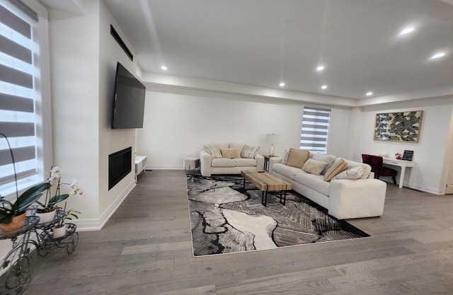 Luxurious Brand-New 4 Bedrooms Detached House Backing To Pond