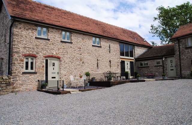 Luxurious, calm, tranquil. Close to local amenities, far enough to totally relax