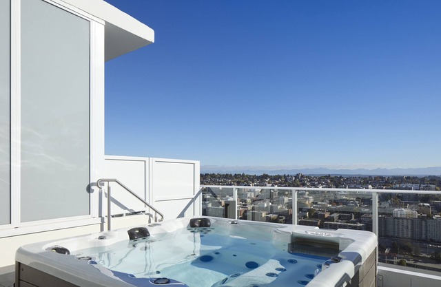 Luxurious Cascades Penthouse: Stunning Views & Exclusive Amenities Await You