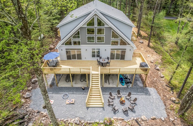 Luxurious Chalet in Blakeslee: Game Room, Hot Tub, Lake Access, Fire pit