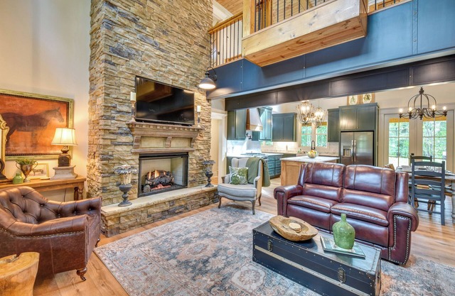 Luxurious Clarkesville Cabin w/ Decks & Fire Pit