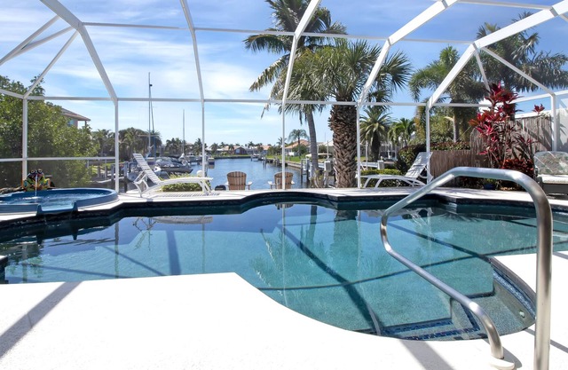 Des vacances luxueuses et contemporaines vous attendent! Spa / Piscine chauffée / Directement sur le canal!