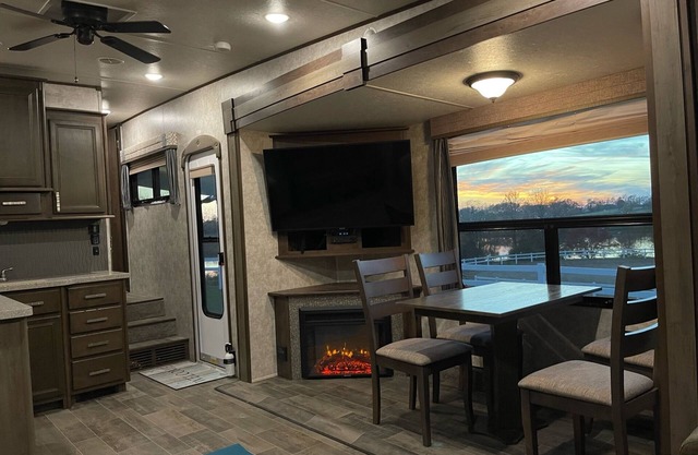 Luxurious Cozy RV Open Range Glamping Experience @ KHP
