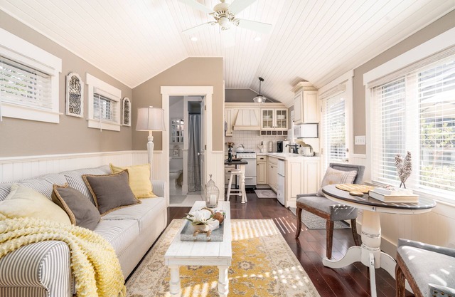 Luxurious Downtown Cottage / 2 Beds / Garden Retreat / Wine Country!