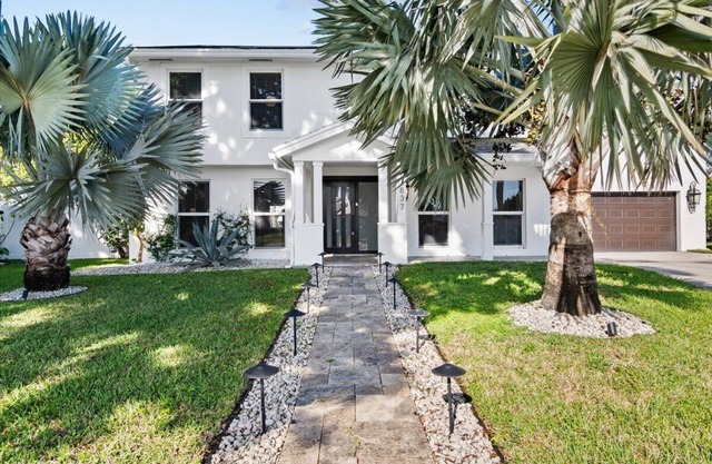 Luxurious Equestrian Lakeside Oasis–Wellington