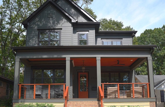 Luxurious Farmhouse w/ firepit, outdoor entertaining area w/ large tv and gym!