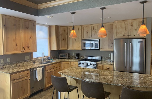 Luxurious first floor Dover Bay condo on the shore of Pend Orielle River.
