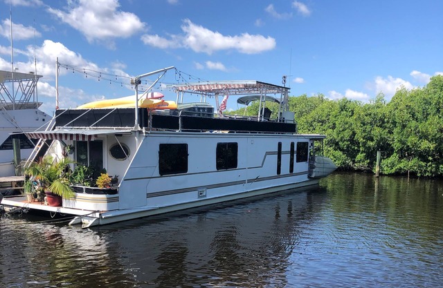 Luxurious floating condo !!! very private with great river views