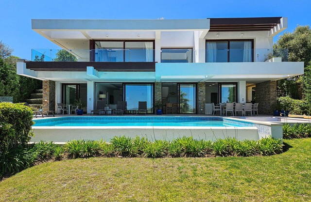 Luxurious Frontline Golf Villa with infinity pool and sea-view
