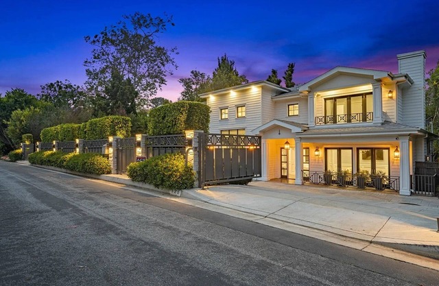 Luxurious Gated & Private Estate in Brentwood w/6 Bedroom, Pool, Movie Theater