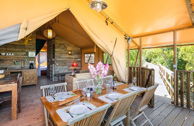 Tente de glamping de luxe avec des influences balinaises jusqu'à 6p.
