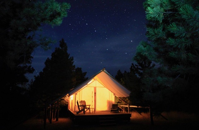 Glamping Luxueux Avec une Intimité Totale et une vue à 360 ° sur les Montagnes Rocheuses