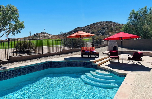 Belle maison du désert adossée au 10ème trou du club de golf Johnson Ranch