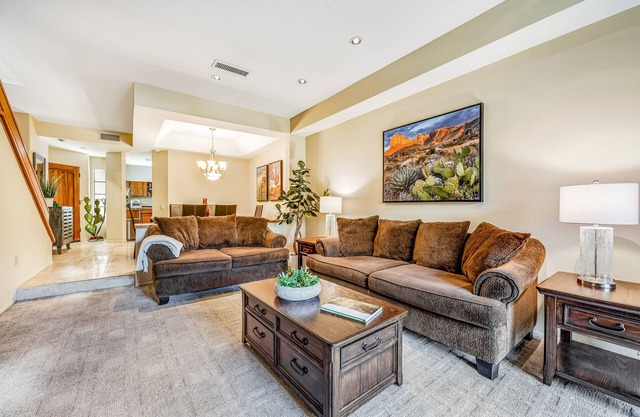 Spacious getaway near downtown with shared pool, patio, balcony & jetted tub