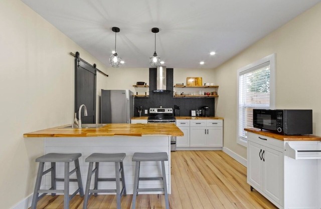 Luxurious Guest House Central to Everything