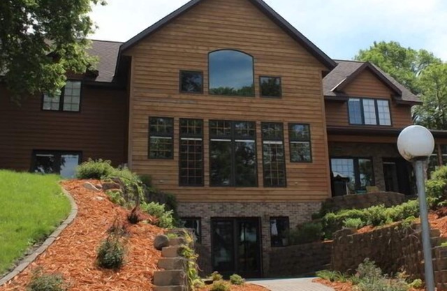 Luxueuse maison en pin noueux sur un lac vert limpide à Spicer, Minnesota