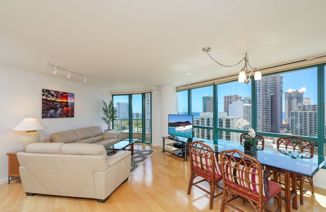 Luxueux étage élevé Waikiki Landmark Condo, Ocean & Diamond Head vues!