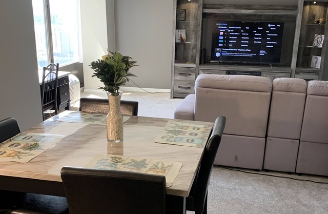 Luxurious High Rise Downtown Apartment With Tons Of Amenities And River View