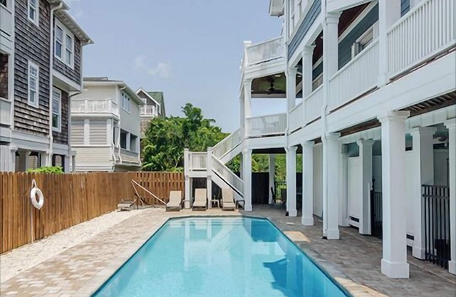 maison unifamiliale grand avec une piscine privée et une courte promenade à la plage