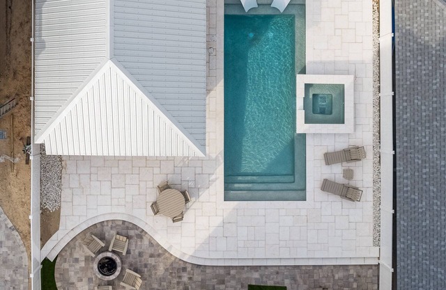 Luxurious home, endless gulf views, heated pool\spa, with outdoor bar and grill.